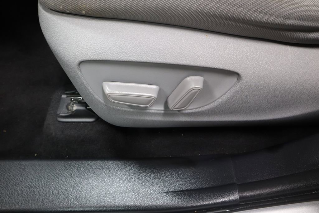 Used 2021 Toyota Highlander LE image 24