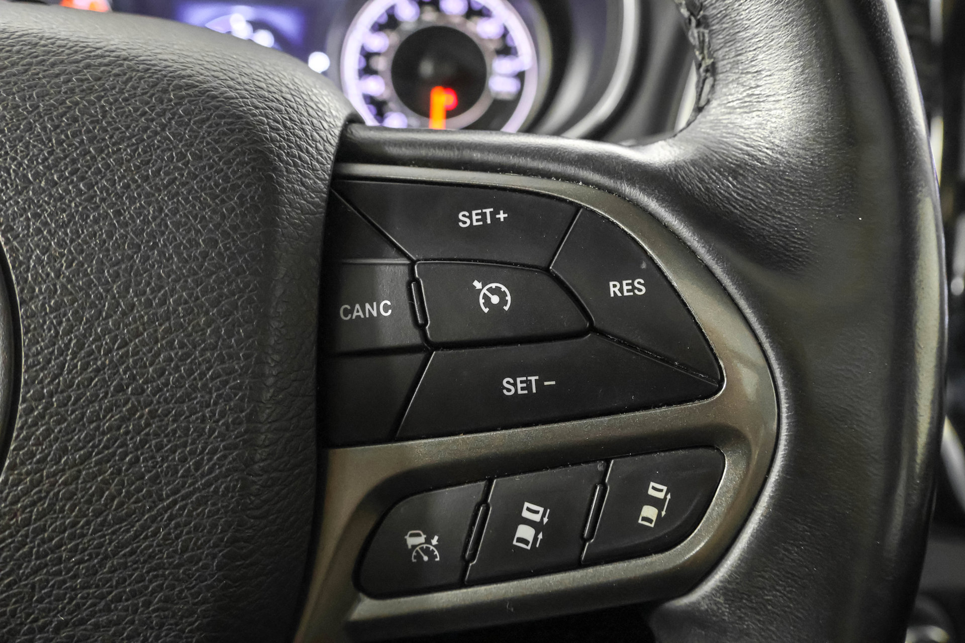 Used 2019 Jeep Cherokee Overland w/ Technology Group AWD/4WD image 28