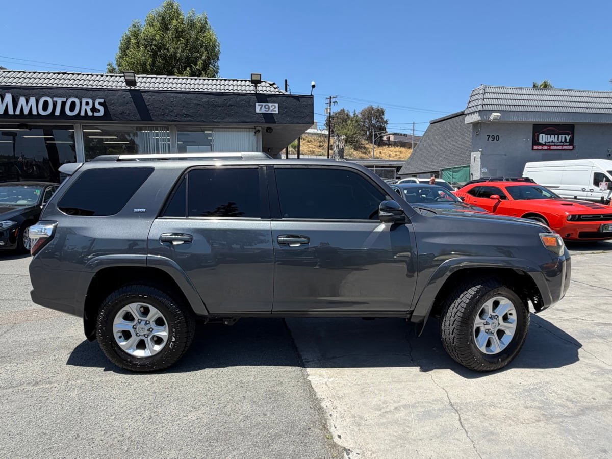 Used 2022 Toyota 4Runner SR5 AWD/4WD image 10