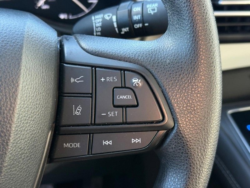 Used 2025 Toyota Sienna LE image 22