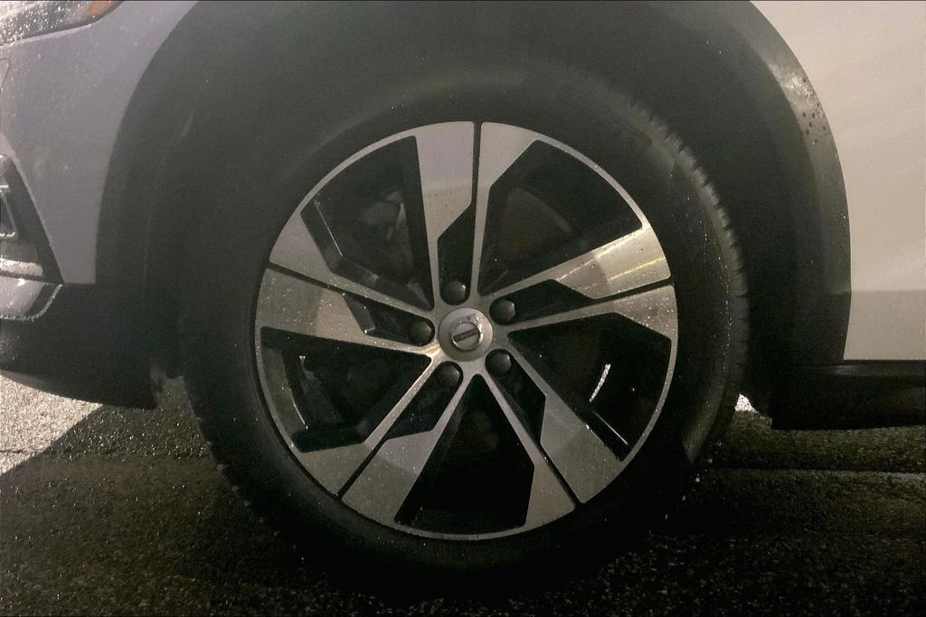 Used 2022 Volvo V60 T5 Cross Country image 11