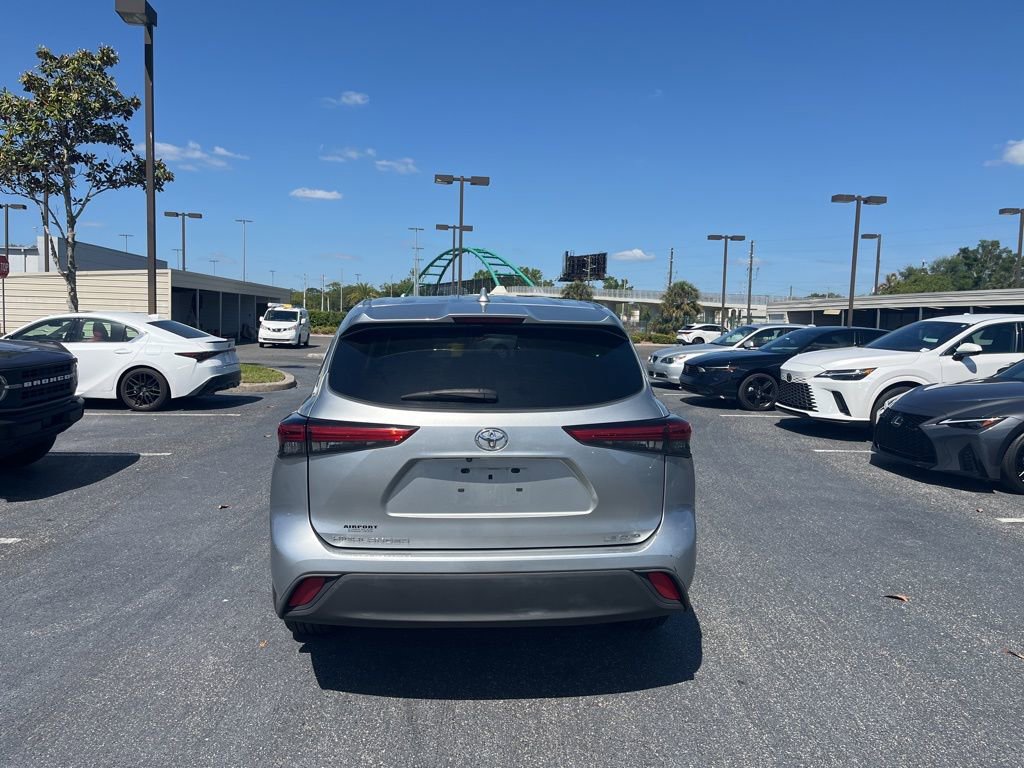 Used 2021 Toyota Highlander LE image 4