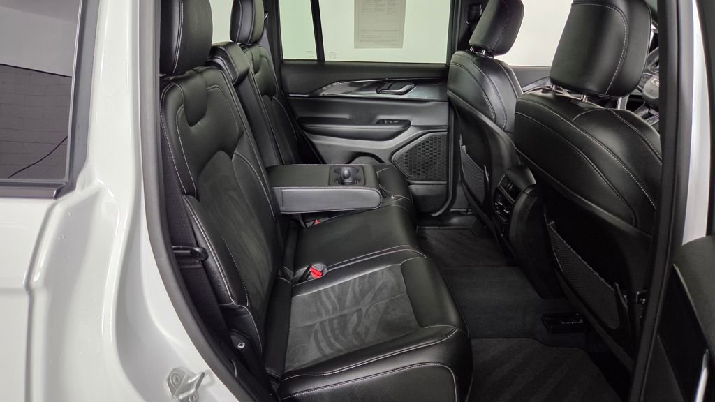 Used 2023 Jeep Grand Cherokee Altitude image 33