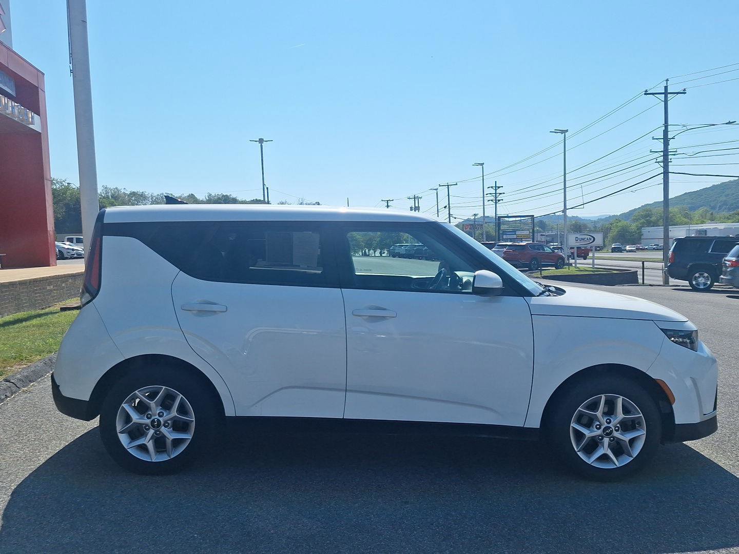 Used 2023 Kia Soul LX w/ LX Technology Package FWD image 2