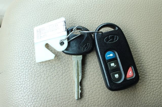 Used 2012 Hyundai Santa Fe Limited FWD image 25