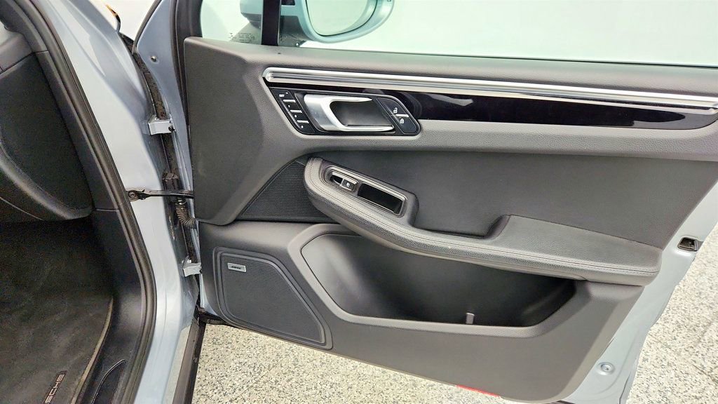 Used 2020 Porsche Macan AWD with Premium Package Plus image 27