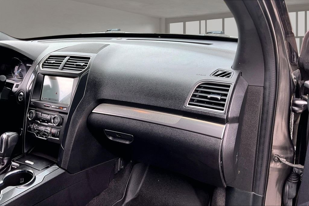 Used 2018 Ford Explorer XLT w/ Equipment Group 202A FWD image 26