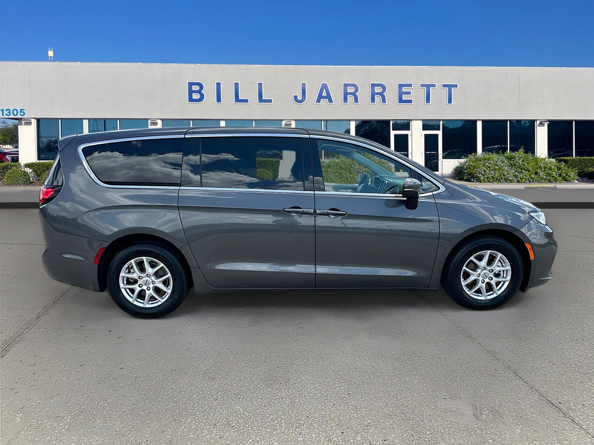 Used 2023 Chrysler Pacifica Touring-L FWD image 8