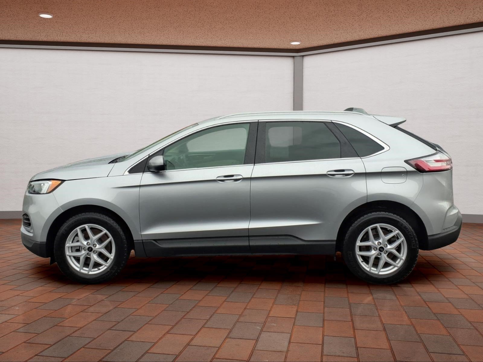 Used 2023 Ford Edge SEL w/ Convenience Package AWD/4WD image 3