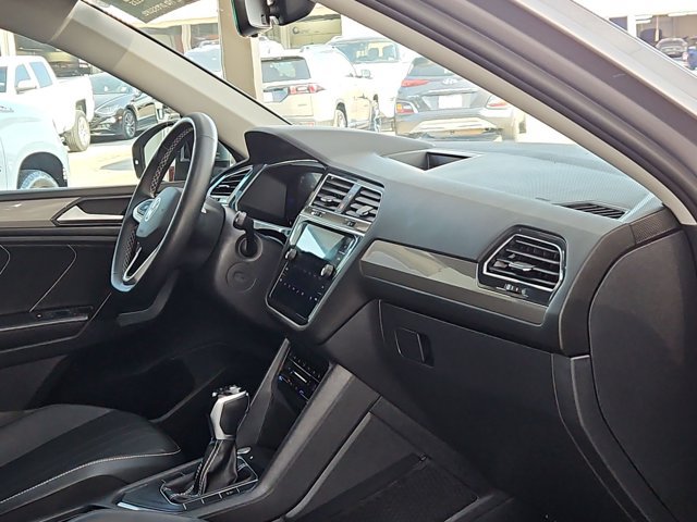Used 2023 Volkswagen Tiguan SE w/ Panoramic Sunroof Package FWD image 22