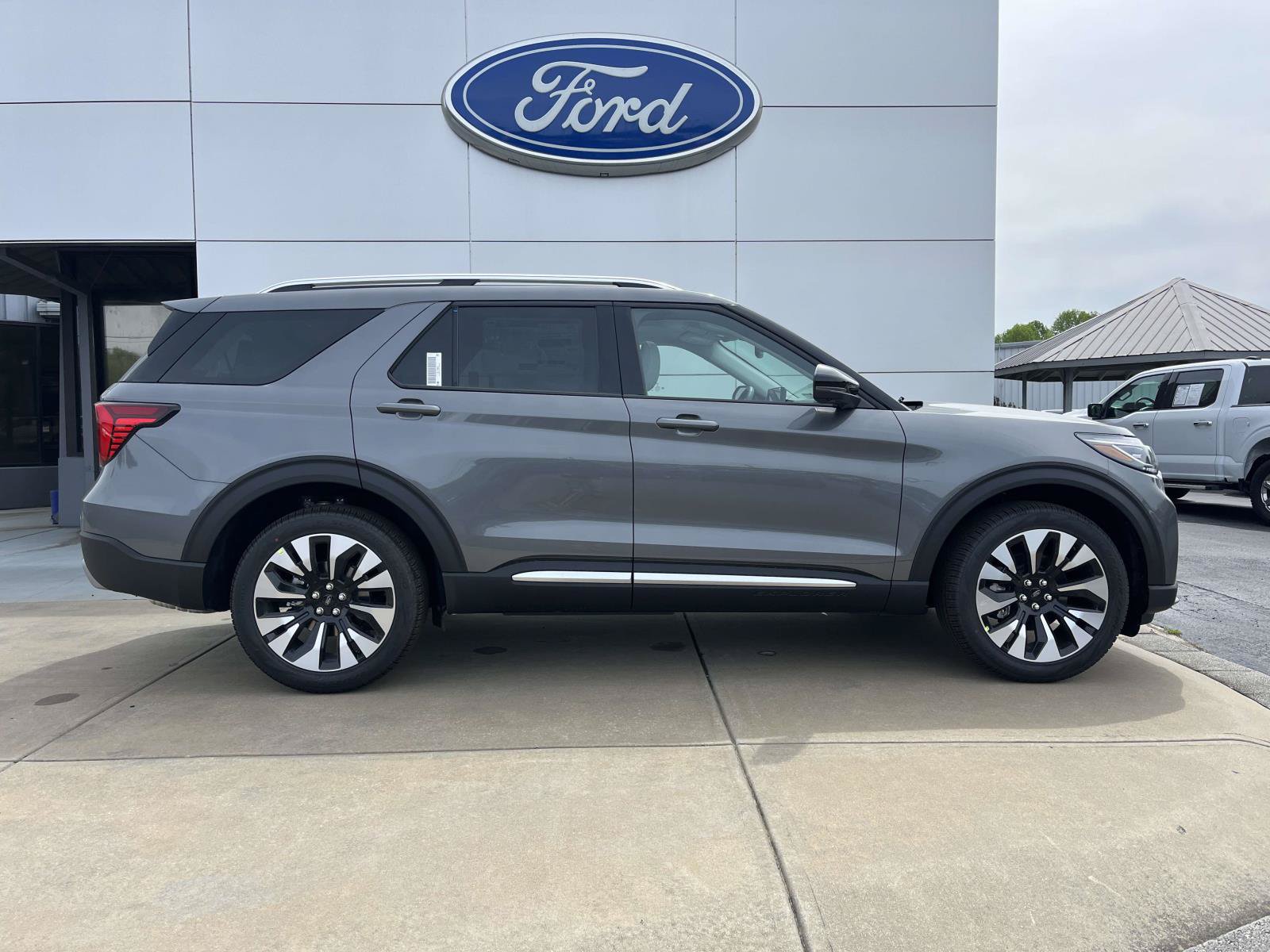 New 2026 Ford Explorer Platinum w/ LUX Leather Package AWD/4WD image 3