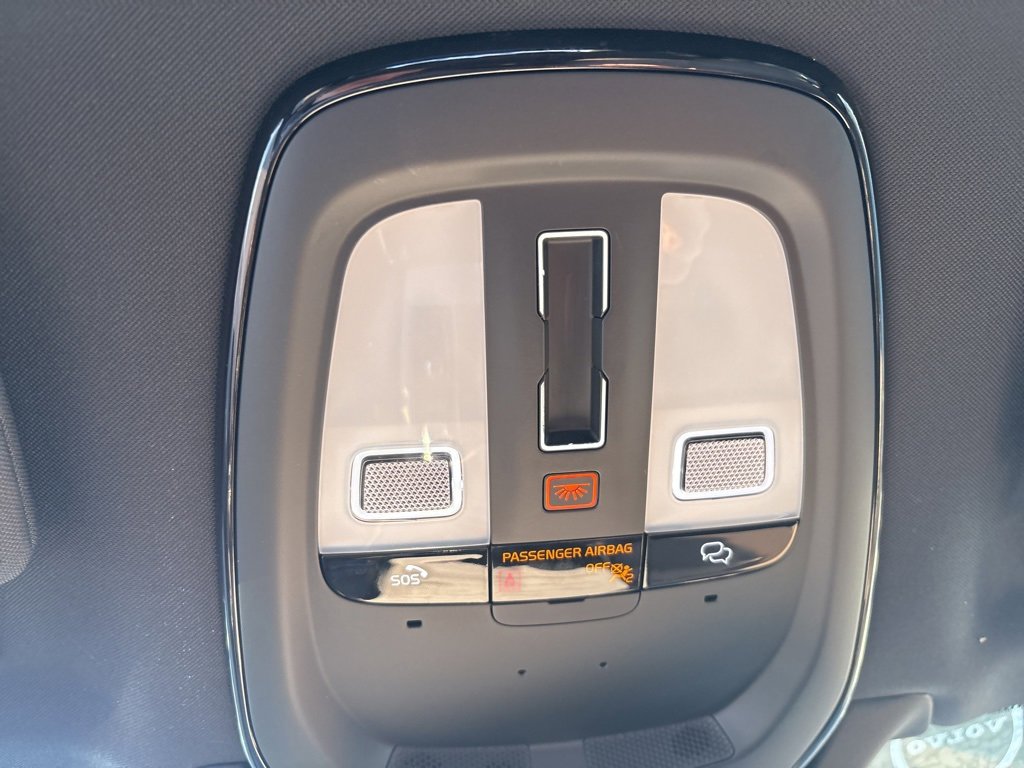 Certified 2025 Volvo XC90 B6 Plus image 32