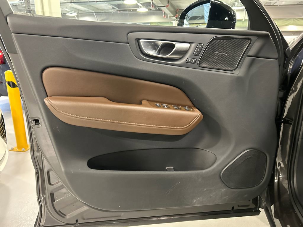 Certified 2023 Volvo XC60 T8 Ultimate w/ Climate Package image 9