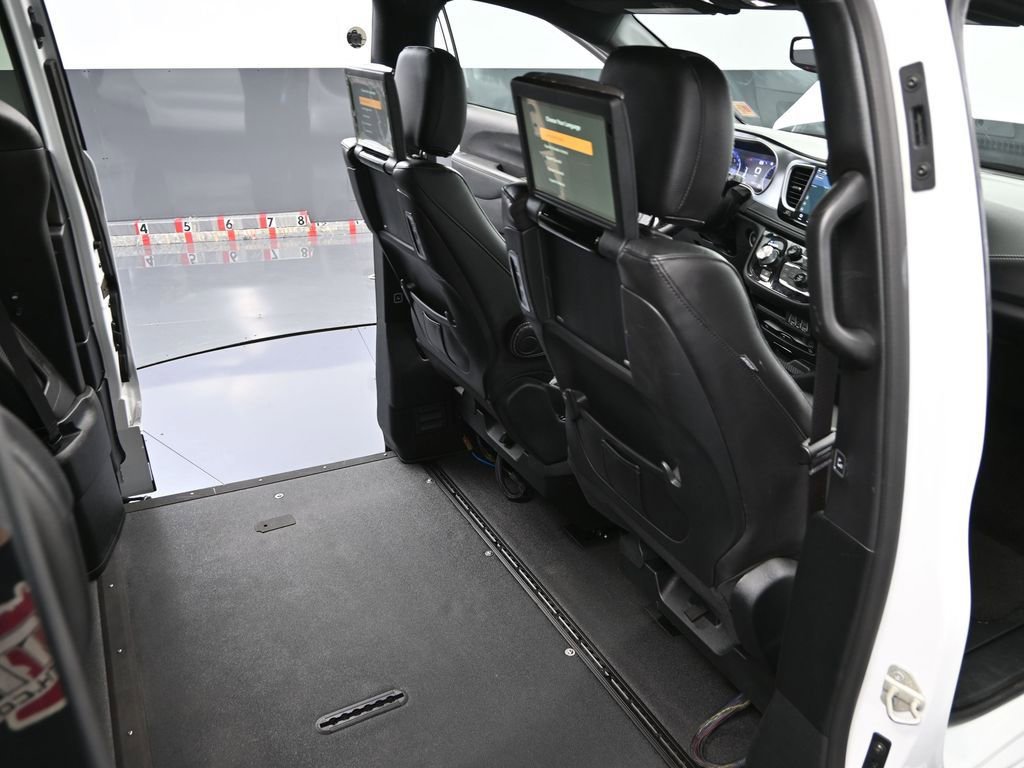 Used 2022 Chrysler Pacifica Touring-L w/ Uconnect Theater Family Group image 49