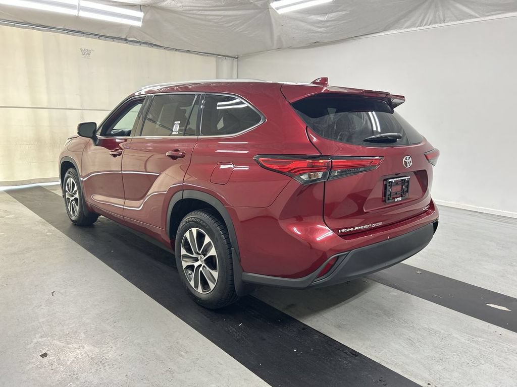 Used 2022 Toyota Highlander XLE AWD/4WD image 7