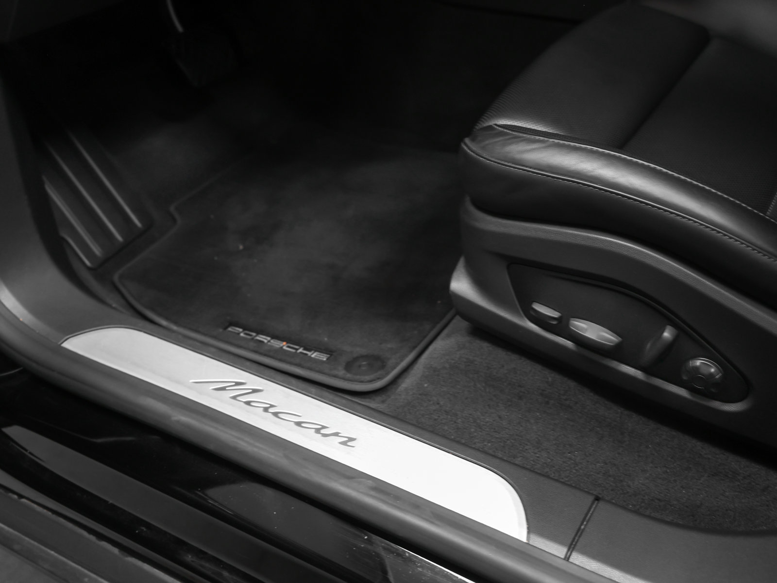 Certified 2025 Porsche Macan Electric RWD image 24