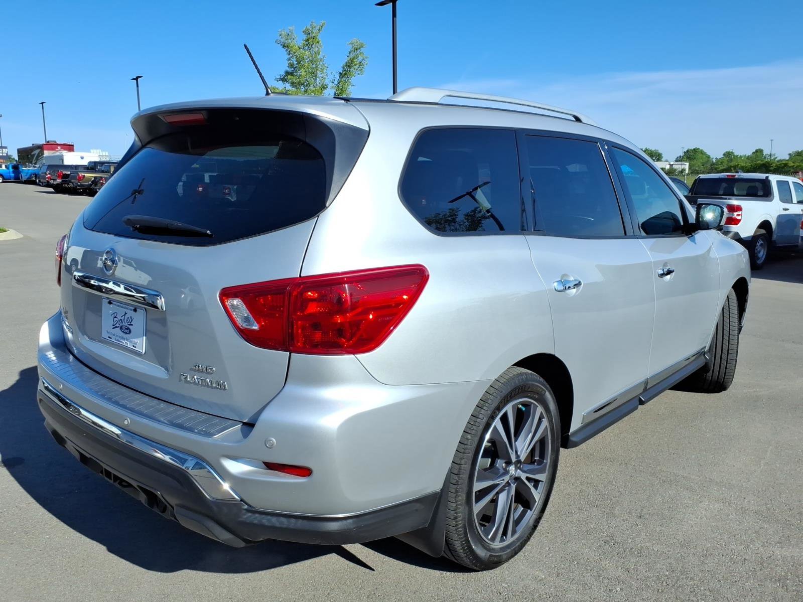 Used 2017 Nissan Pathfinder Platinum w/ Family Entertainment Package AWD/4WD image 3