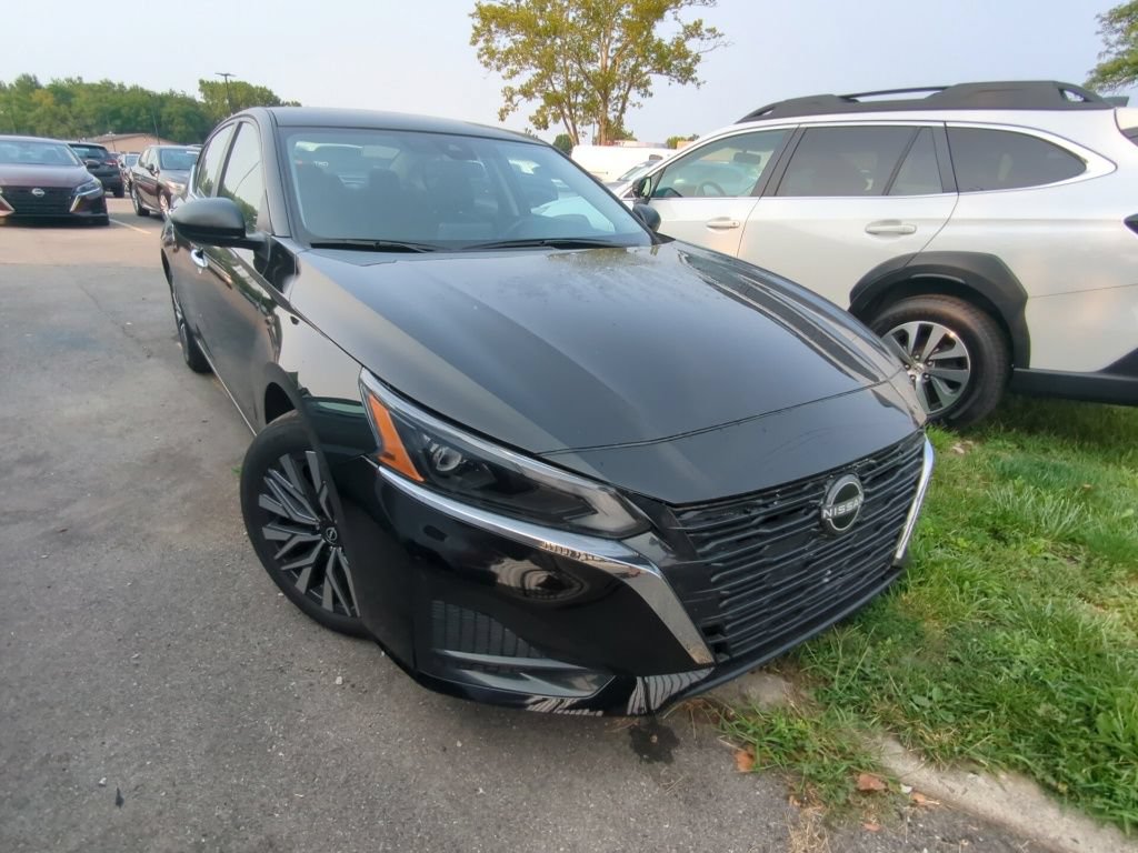 Used 2025 Nissan Altima 2.5 SV FWD image 8