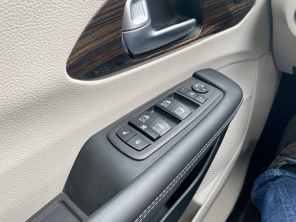 Used 2023 Chrysler Pacifica Limited w/ Trailer Tow Group image 18