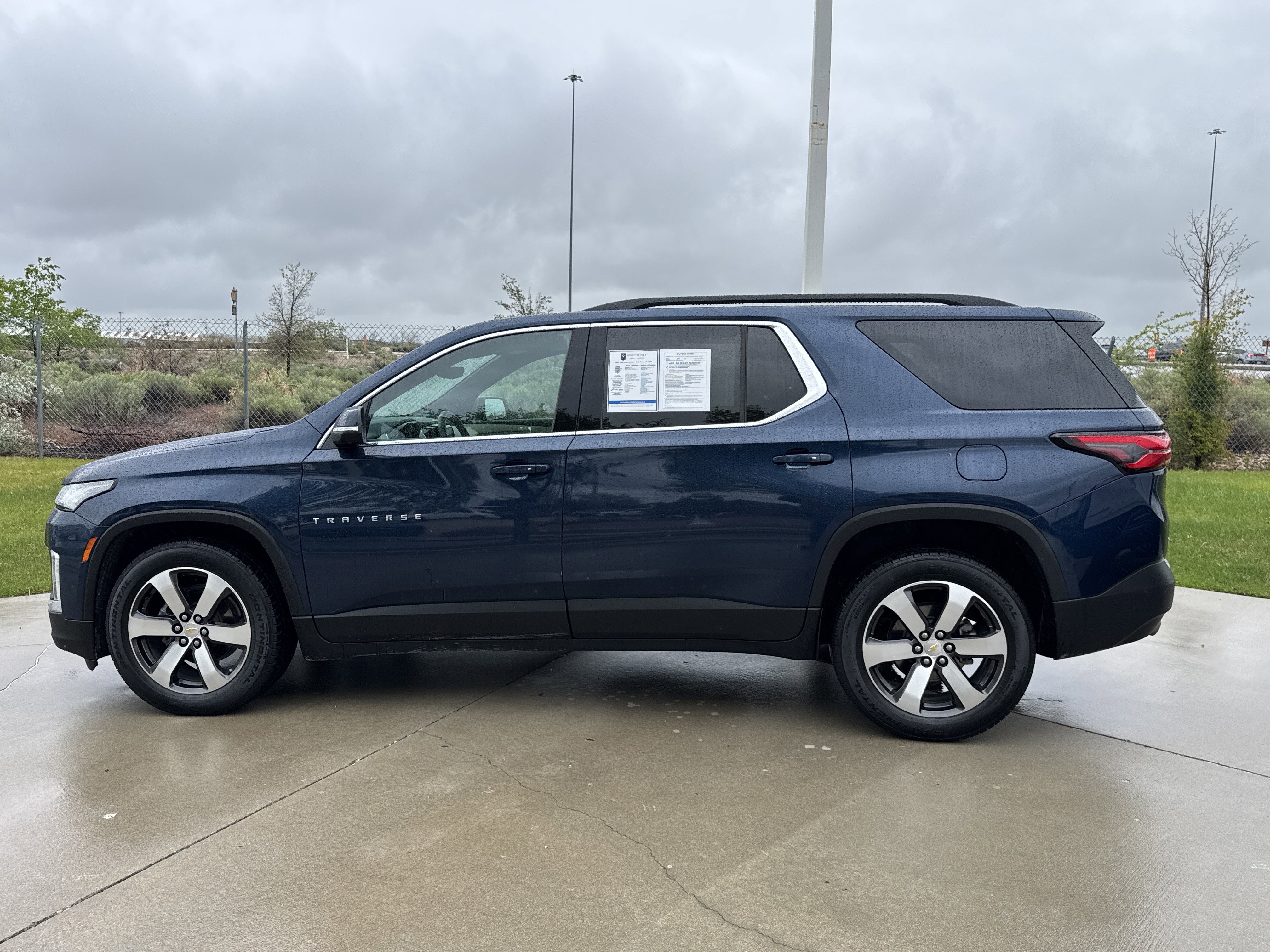 Used 2023 Chevrolet Traverse LT w/ LT Premium Package AWD/4WD image 2
