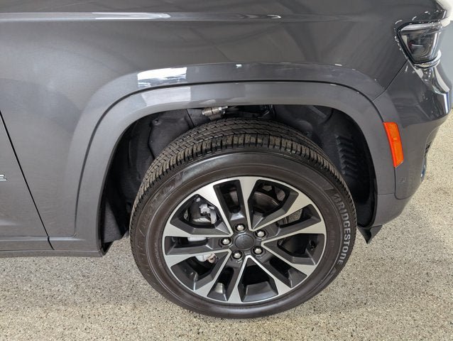 Used 2024 Jeep Grand Cherokee Overland w/ Luxury Tech Group IV AWD/4WD image 12