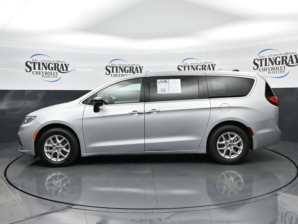 Used 2024 Chrysler Pacifica Touring-L image 4
