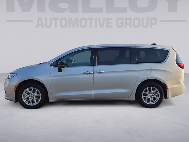 Used 2024 Chrysler Pacifica Touring-L FWD image 2