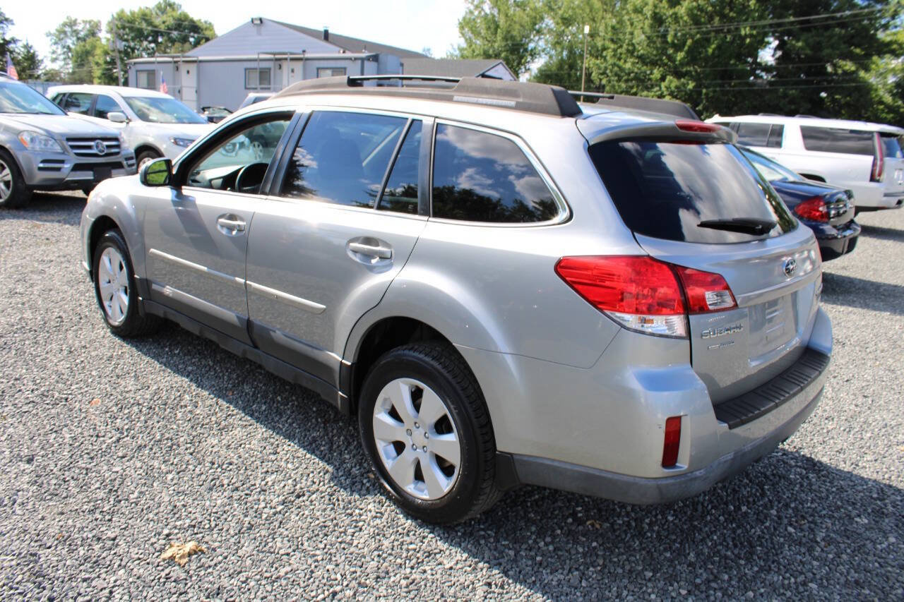 Used 2011 Subaru Outback 2.5i Premium w/ All-Weather Pkg AWD/4WD image 9