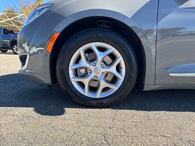 Used 2020 Chrysler Pacifica Touring-L Plus w/ Tire & Wheel Group image 27