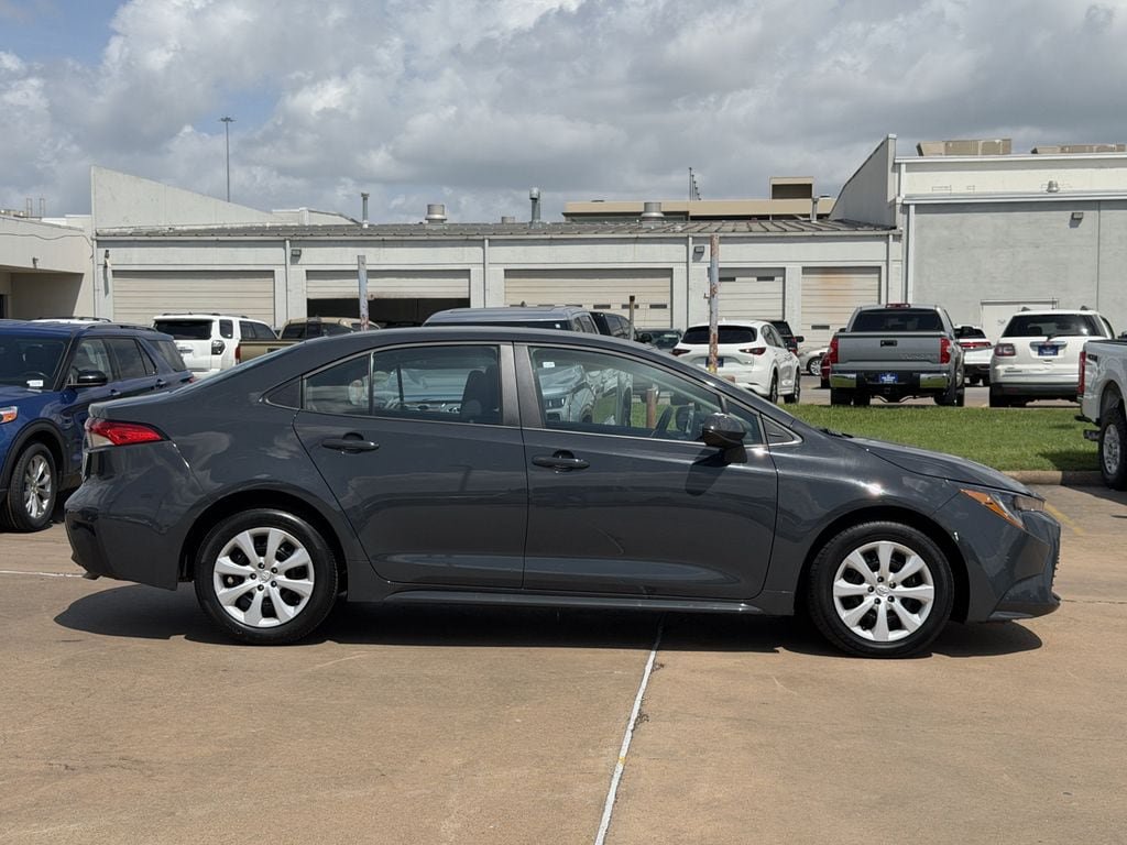 Used 2025 Toyota Corolla LE FWD image 4