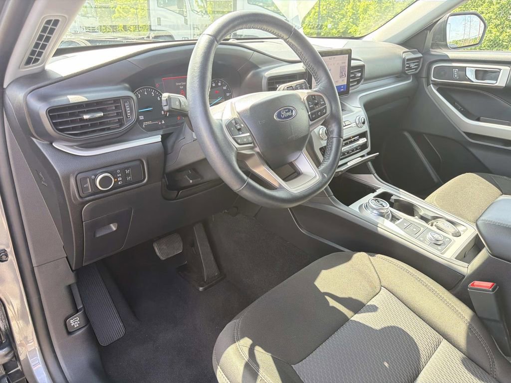 Used 2023 Ford Explorer XLT AWD/4WD image 25