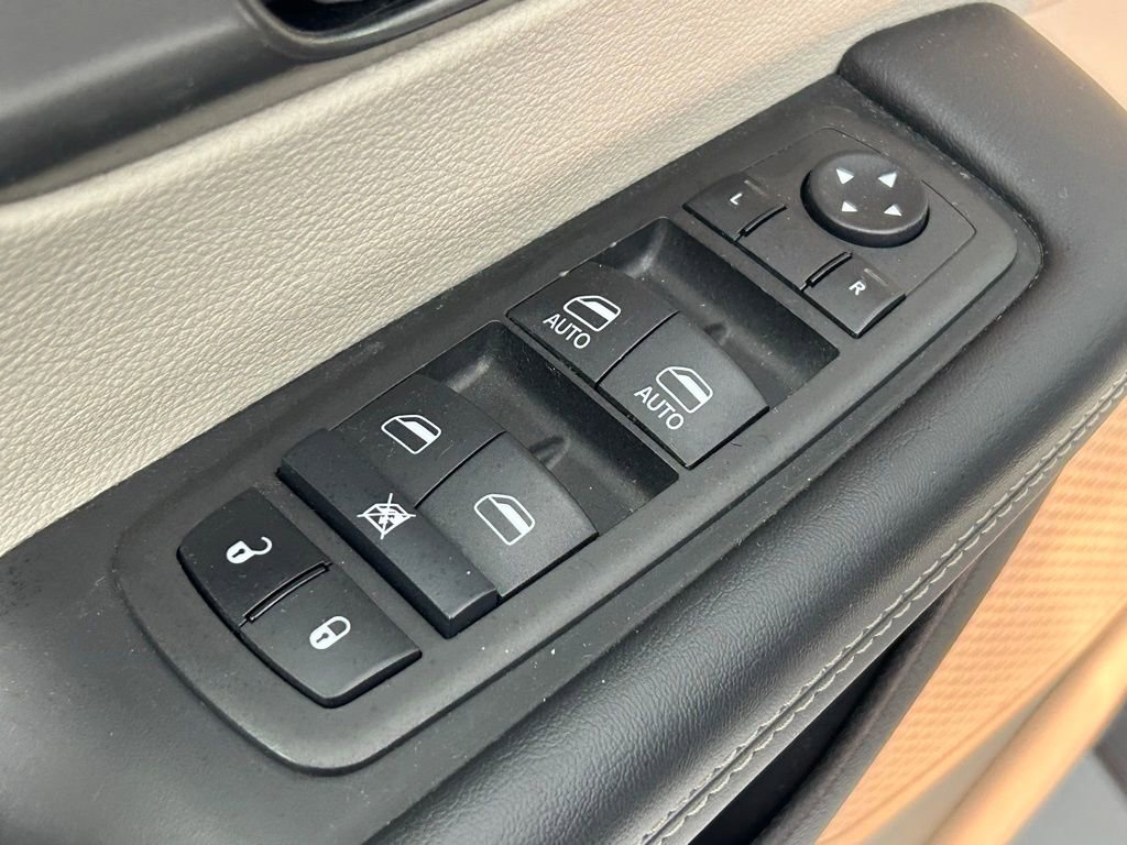 Used 2023 Chrysler Pacifica Touring-L image 35