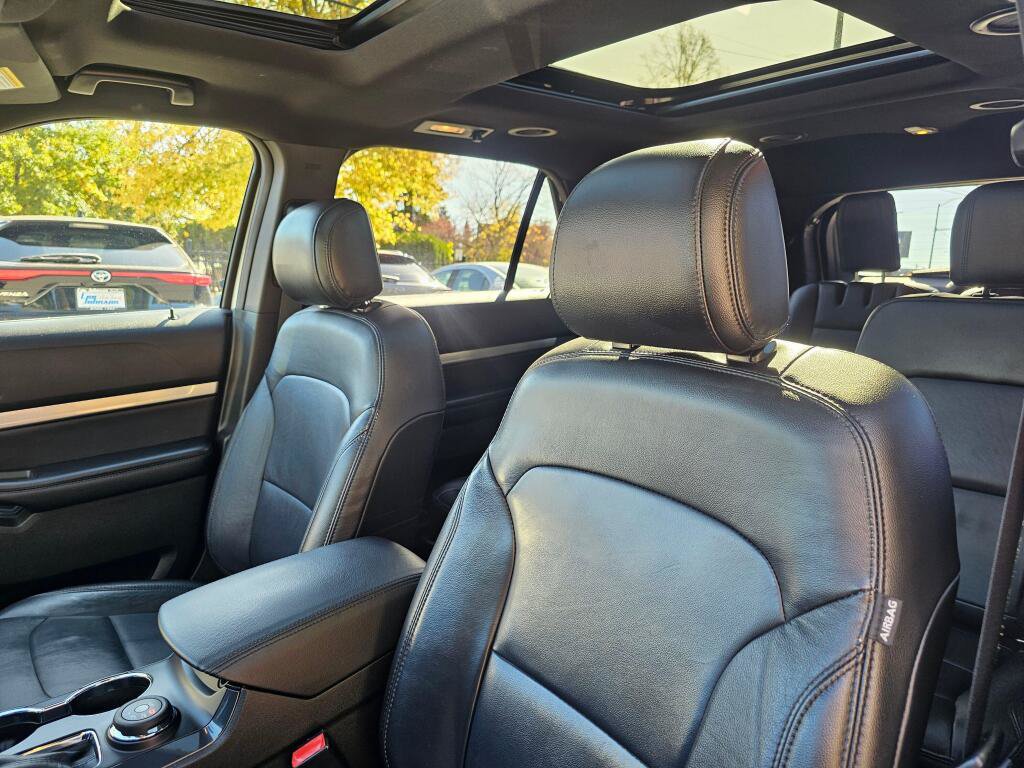 Used 2017 Ford Explorer XLT w/ Equipment Group 202A AWD/4WD image 22