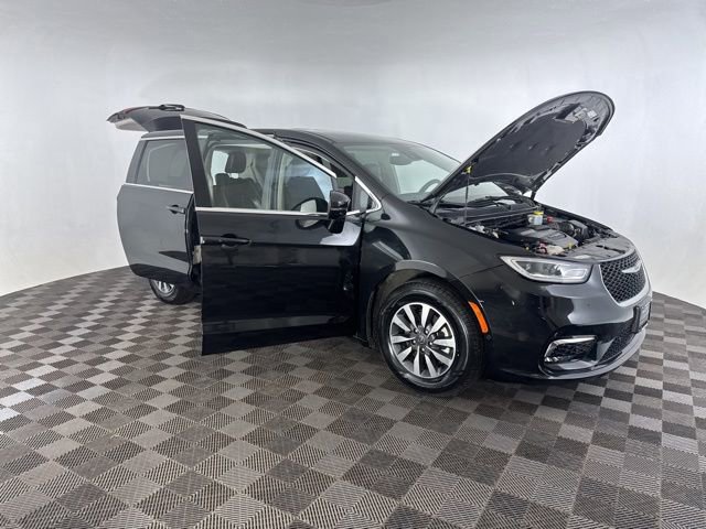 Used 2022 Chrysler Pacifica Touring-L w/ Uconnect Theater Family Group image 12