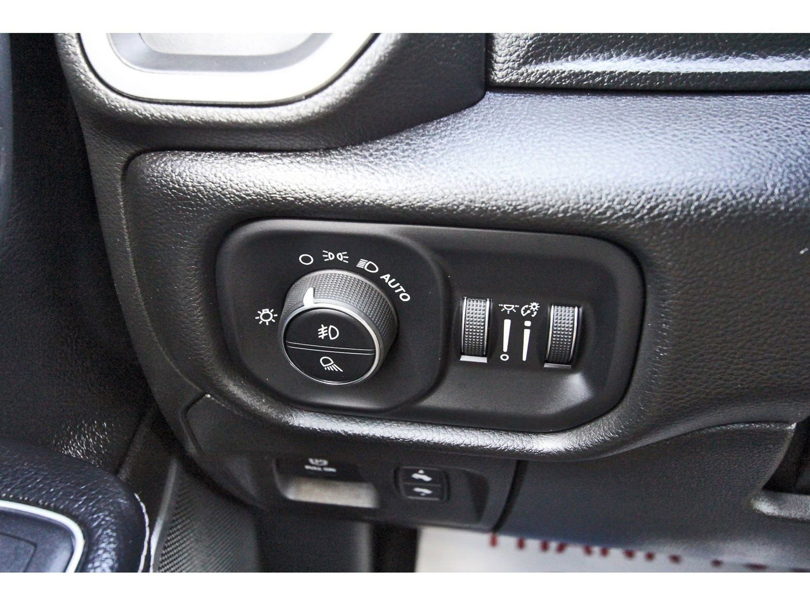 Used 2023 RAM 1500 Laramie AWD/4WD image 19