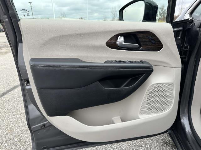 Used 2023 Chrysler Pacifica Limited image 6