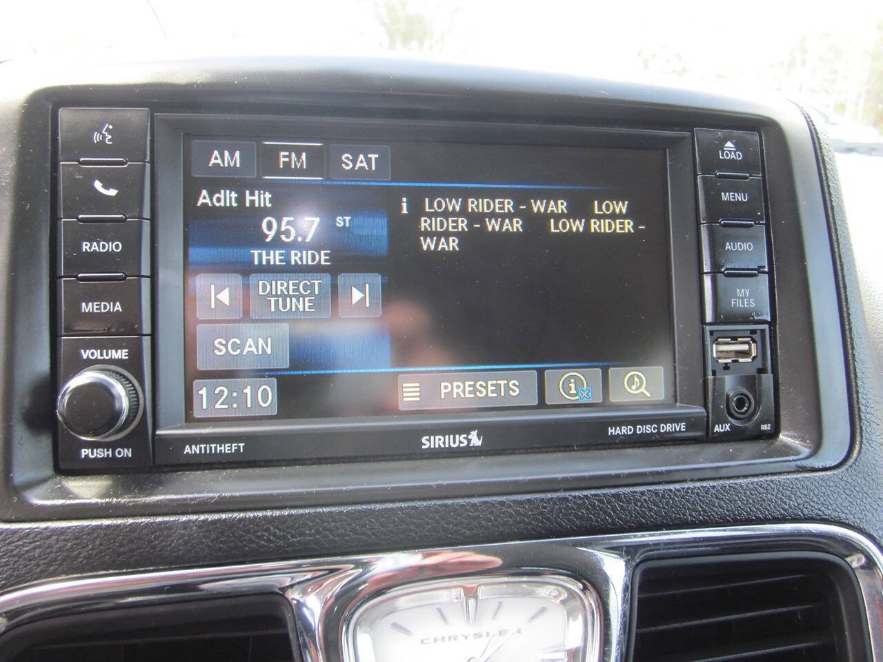 Used 2015 Chrysler Town & Country Touring FWD image 24