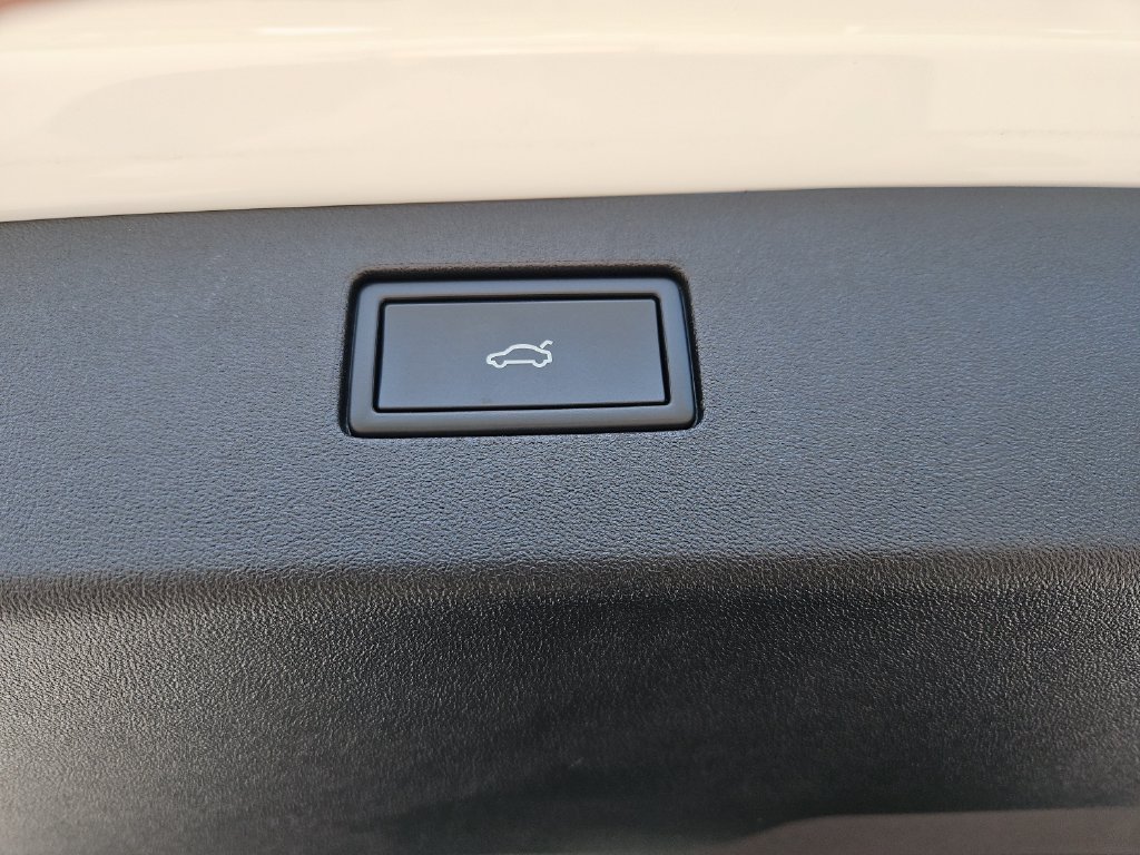 Certified 2026 Volkswagen Tiguan SE R-Line AWD/4WD image 14