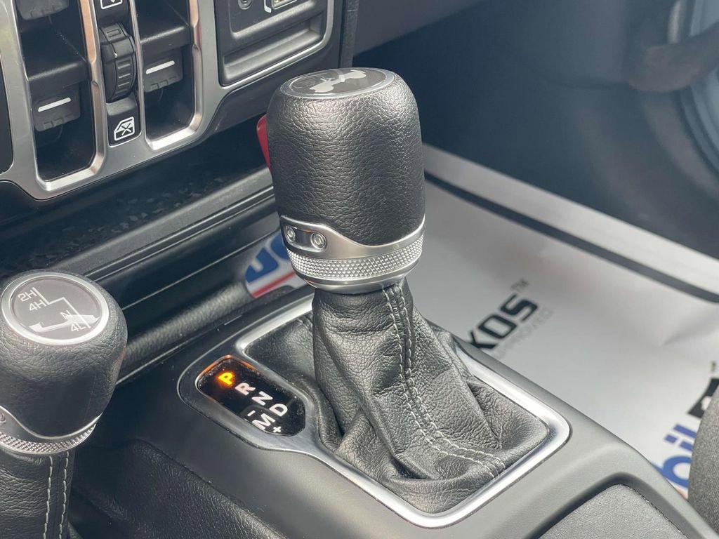 Used 2024 Jeep Wrangler Sahara image 32