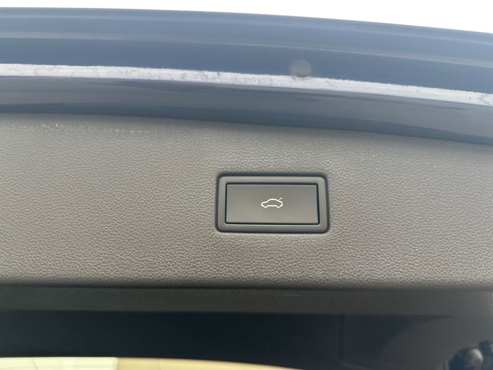 Certified 2022 Volkswagen Tiguan SEL R-Line image 38