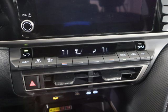 Used 2025 Toyota Camry SE image 22