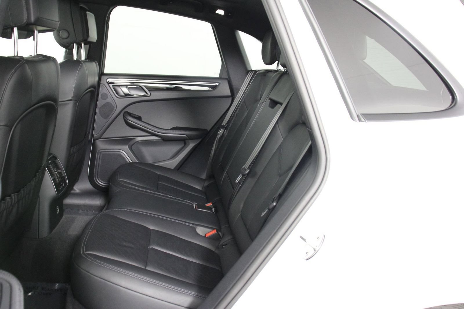 Certified 2026 Porsche Macan AWD/4WD image 33