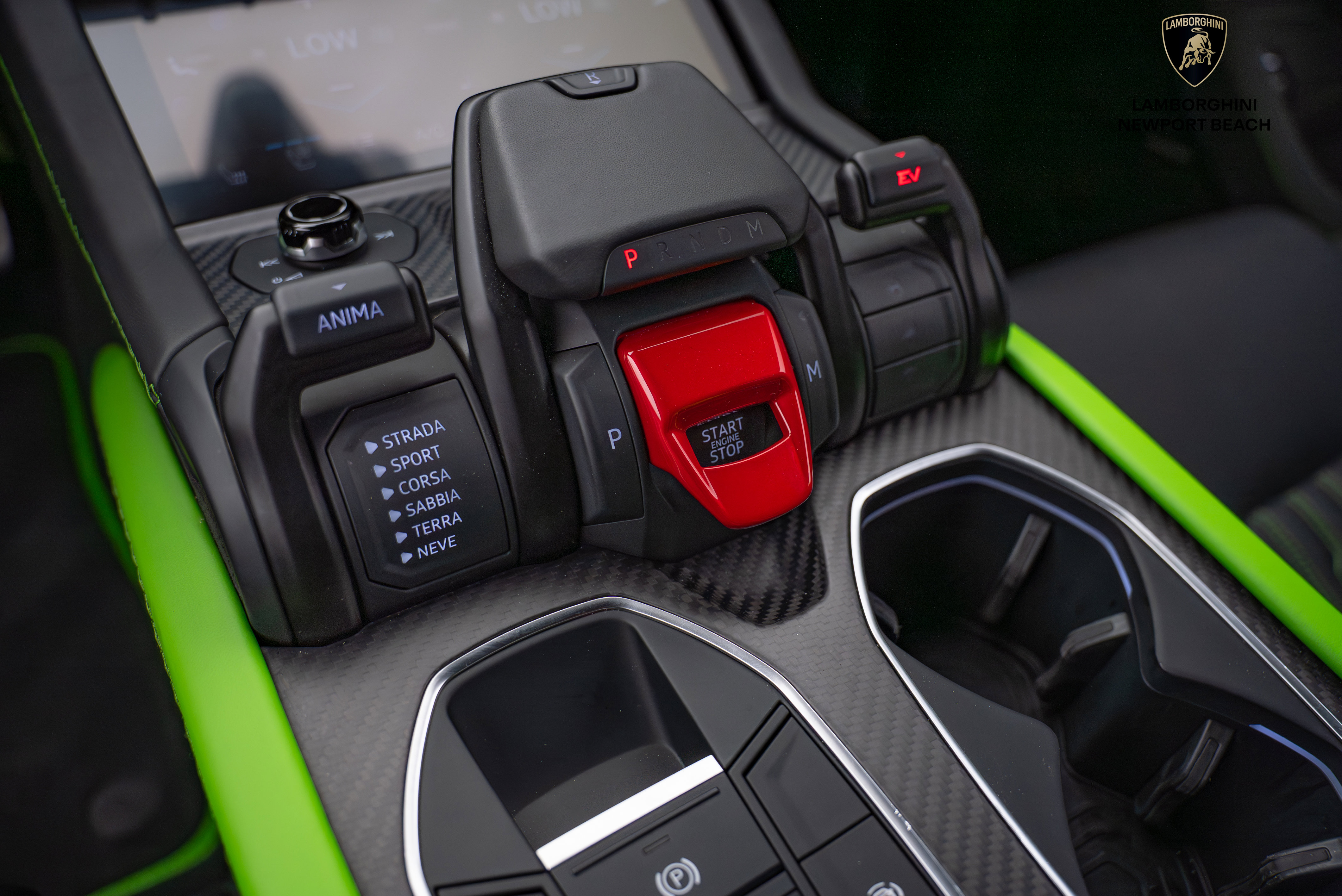 Used 2025 Lamborghini Urus SE image 32