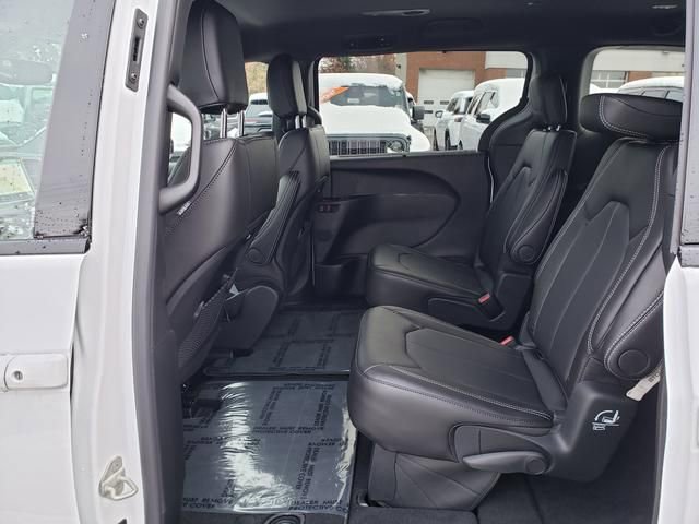New 2026 Chrysler Pacifica Select image 7
