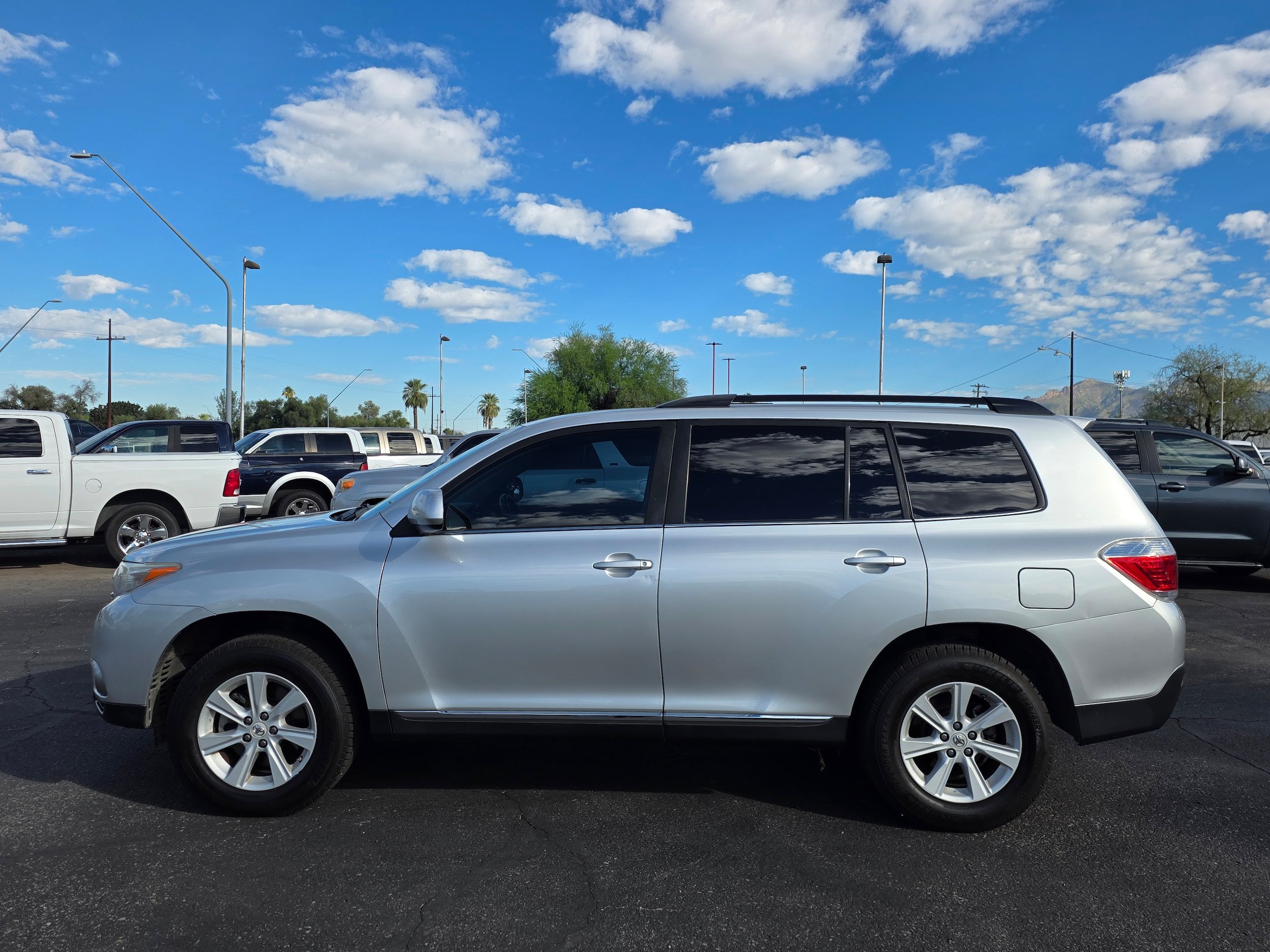 Used 2012 Toyota Highlander FWD w/ Tech Pkg image 2