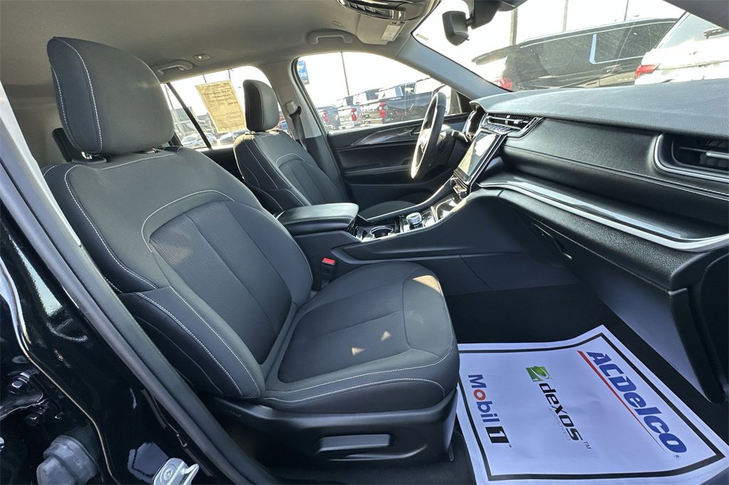 Used 2023 Jeep Grand Cherokee Laredo image 23