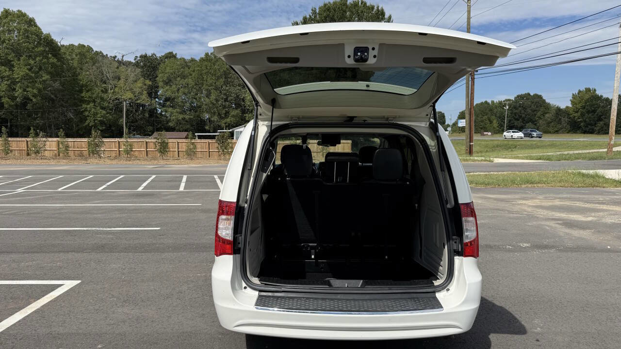 Used 2013 Chrysler Town & Country Touring image 6