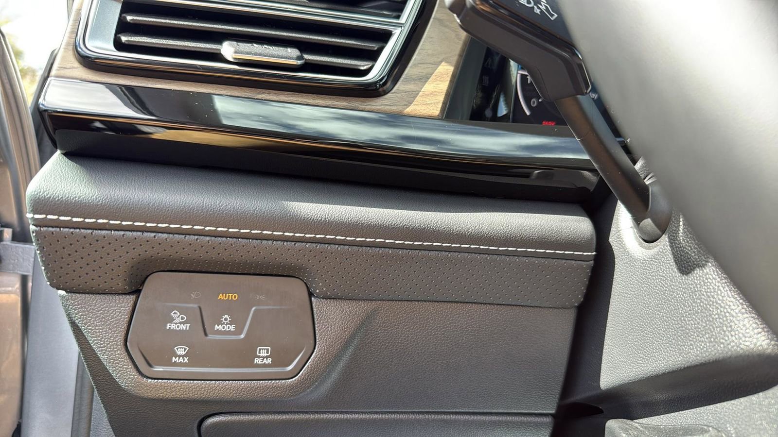 Used 2025 Volkswagen Atlas SE image 18