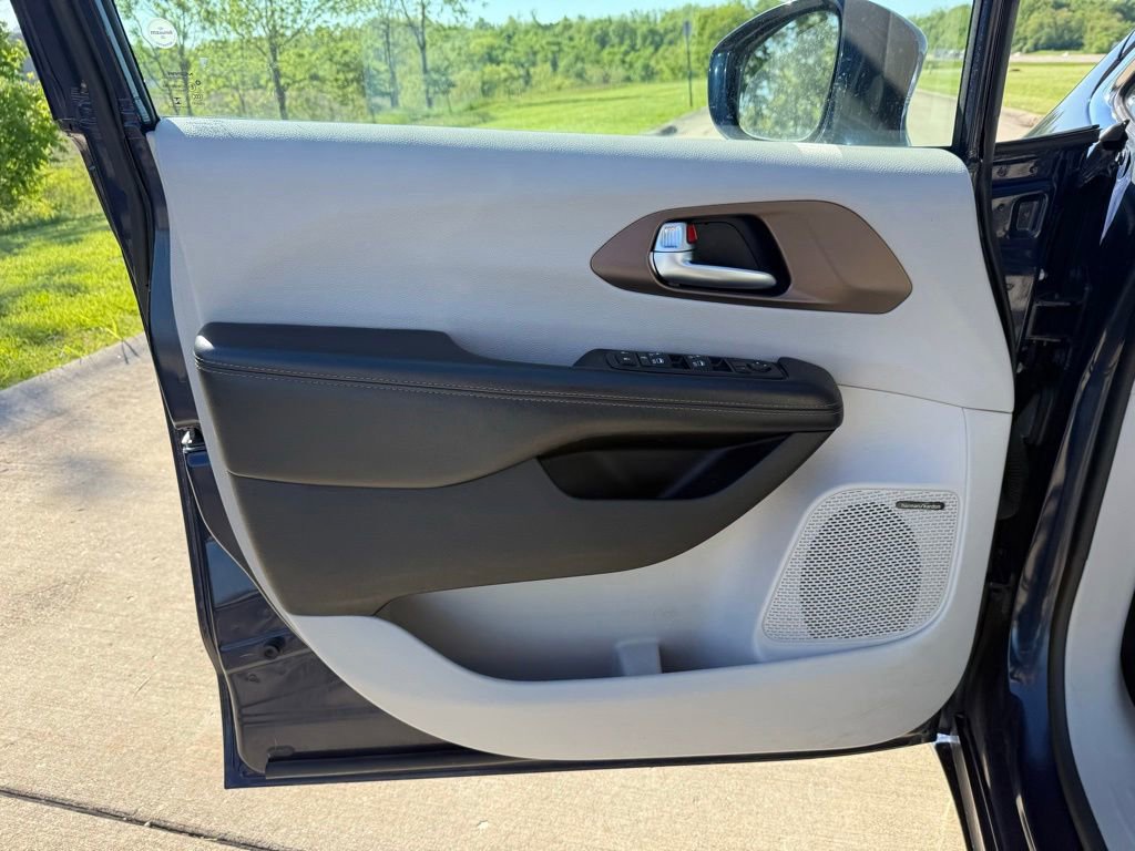 Used 2019 Chrysler Pacifica Touring-L Plus w/ Advanced Safetytec Group FWD image 24