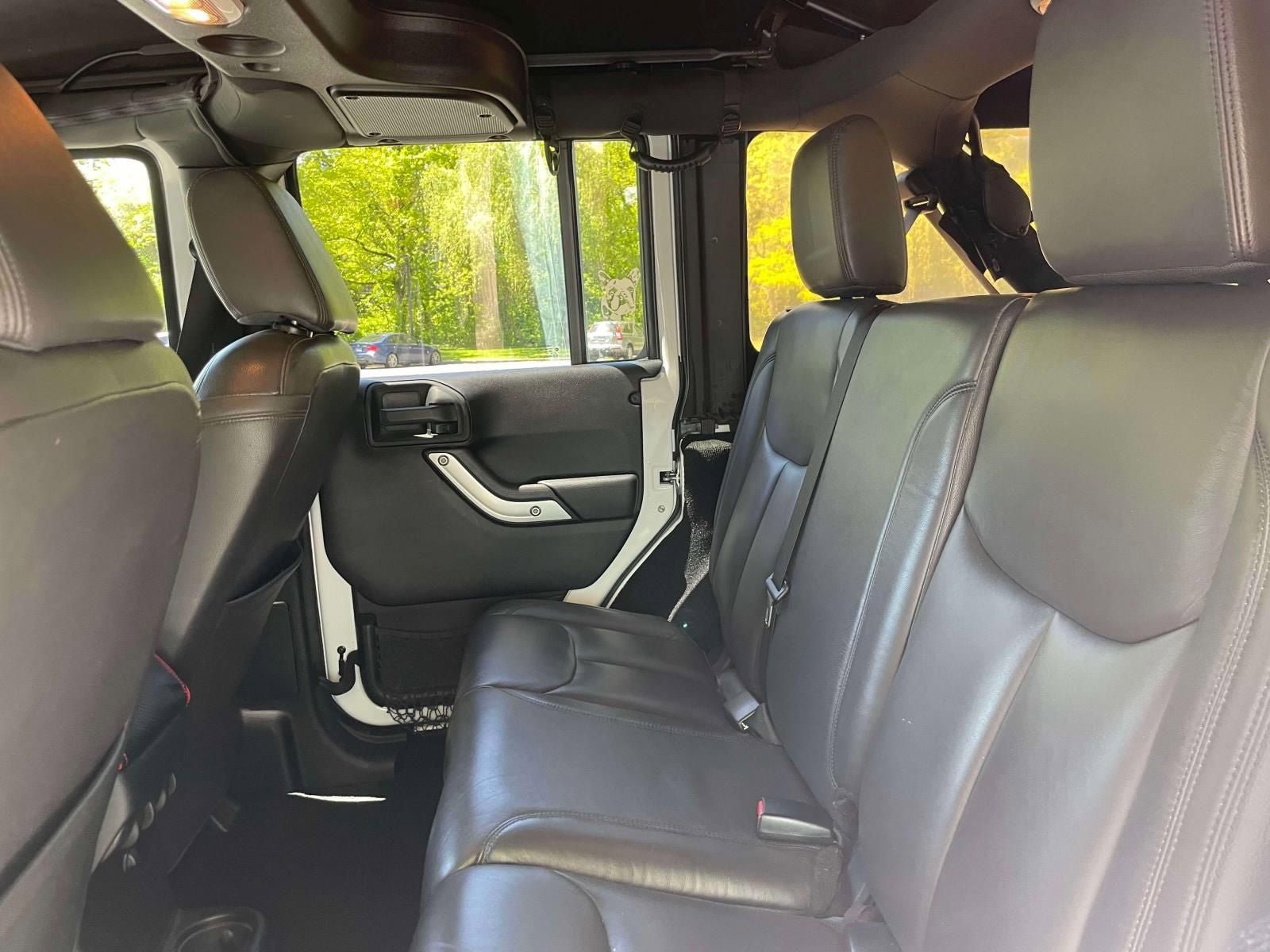 Used 2015 Jeep Wrangler Unlimited Sahara w/ Connectivity Group AWD/4WD image 12